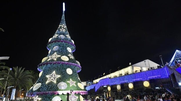 Las Arenas da la bienvenida a la Navidad con el encendido del árbol