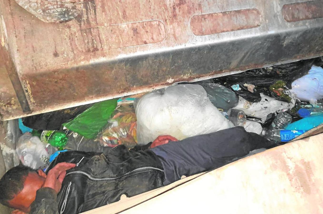 Un migrante acaba en un camión de la basura