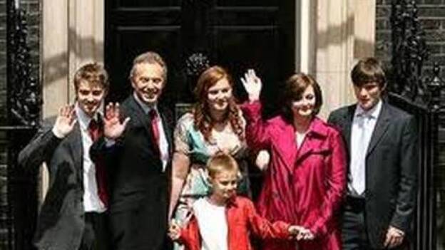 Blair organiza una fiesta en su casa para su hijo pero les cobra a los amigos