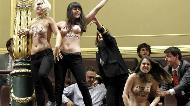 Mujeres con el torso desnudo interrumpen en el pleno al grito de "el aborto es sagrado"
