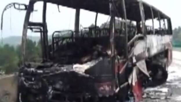 Mueren 35 personas al incendiarse un autobús en China