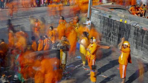 Miles de hindúes marchan descalzos en Nepal para purgar una vida de pecado