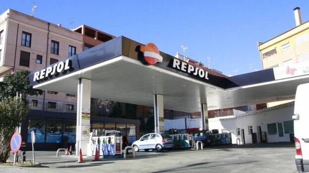 Repsol rebaja el precio de sus carburantes 'premium' los viernes de Navidad