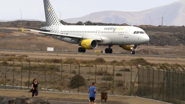 Vueling comienza a volar este lunes desde Granada a Tenerife y Gran Canaria
