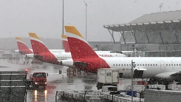 La nevada en Barajas altera los aeropuertos canarios
