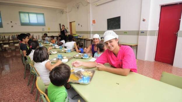 2.200 alumnos comerán en verano en los colegios, la mitad que en 2014