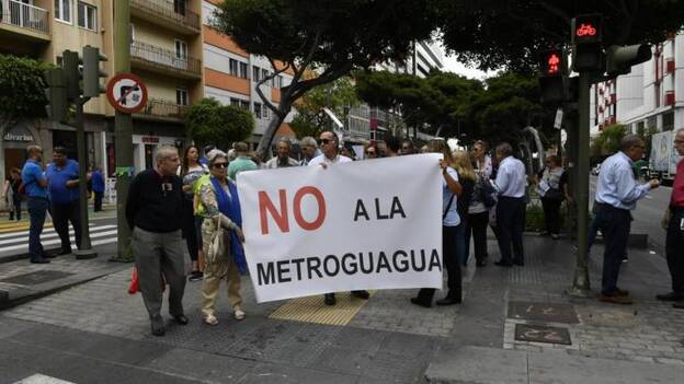 Unos cuarenta vecinos rechazan la MetroGuagua en Mesa y López