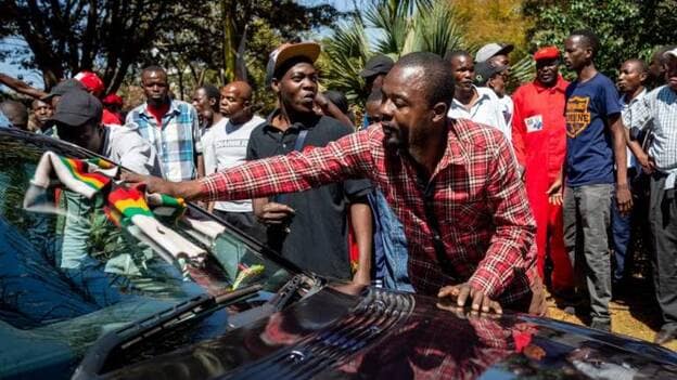 Ejército y Policía Zimbabue se enfrentan a manifestantes opositores en Harare