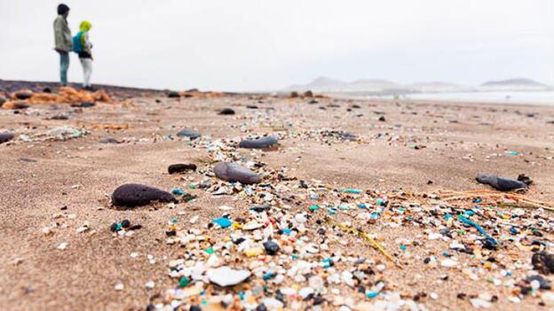 Cuatro personas limpiarán el plástico de las playas de La Graciosa