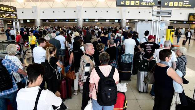 Casi 262.800 turistas abandonaron Canarias la última semana