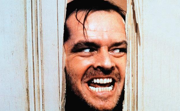 Jack Nicholson da vida en 'El resplandor' a un escritor bloqueado que acepta trabajar como vigilante de un hotel aislado por la nieve./