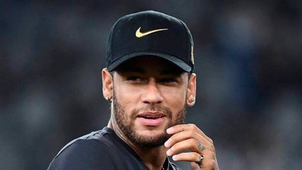 Neymar, denunciado por homófobo por el padrastro