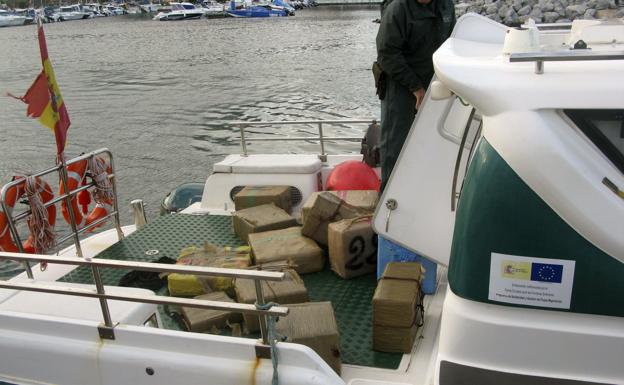 Fotografía facilitada por la Guardia Civil de una operación llevada a cabo en 2012 en aguas del Estrecho 