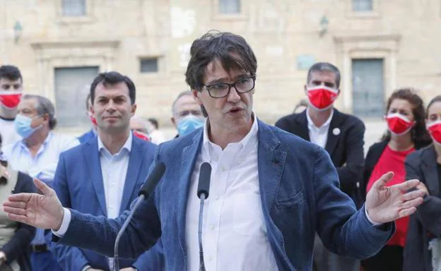 Salvador Illa durante un acto electoral el pasado jueves en Santiago de Compostela./EFE