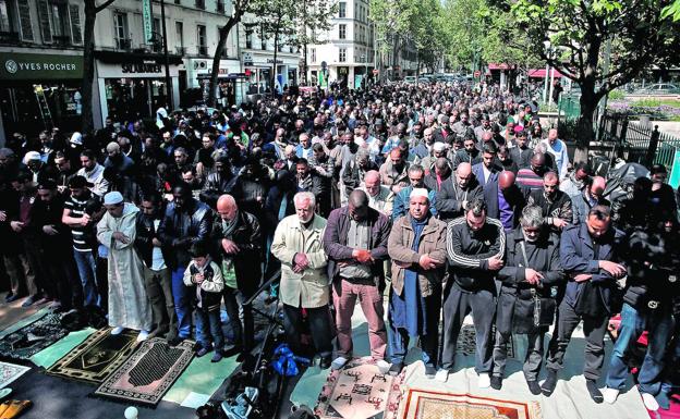 Protesta musulmana con rezos en una calle de París/