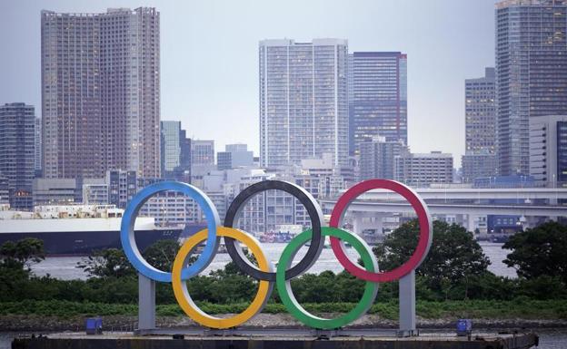 Anillos olímpicos en la ciudad de Tokio. 