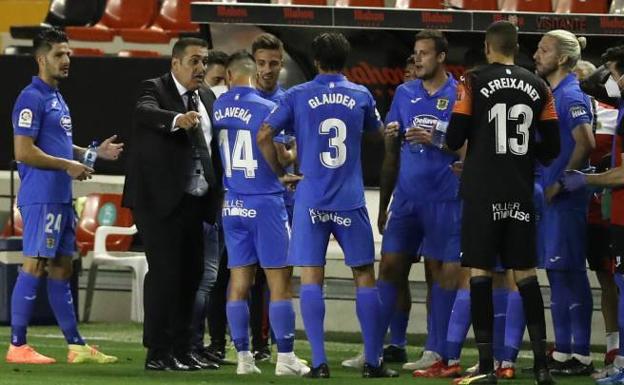 Los jugadores del Fuenla con su técnico en una pausa de hidratación. 