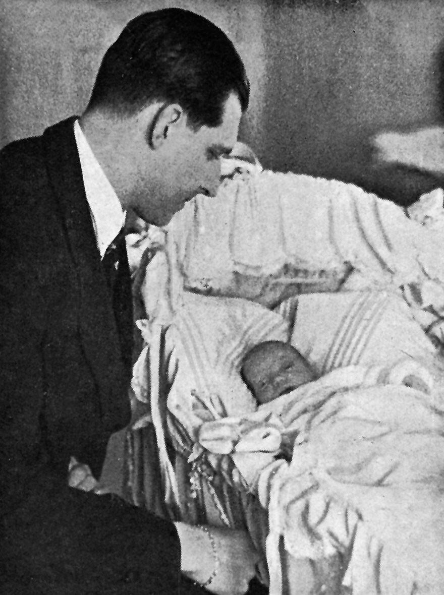 1 de febrero de 1938. Juan de Borbón, el Conde de Barcelona que nunca fue Rey, cuida de su hijo Juan Carlos nacido en Italia por el exilio de su padre.