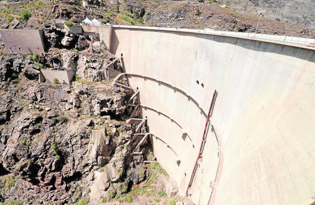 Vista parcial del muro, y de las escaleras de acceso a sus entrañas, de la presa de Soria, el vaso inferior de la central hidroeléctrica de bombeo. / C7