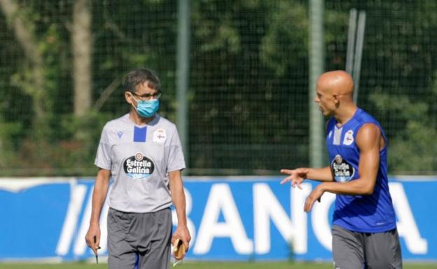 Fernando Vázquez habla con el delantero Víctor Mollejo durante el entrenamiento del Deportivo. 