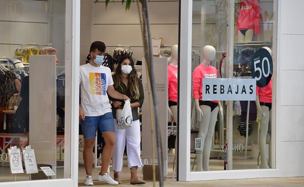 La moda y los complementos es uno de los sectores comerciales más castigados por la crisis del coronavirus. / Juan Carlos Alonso