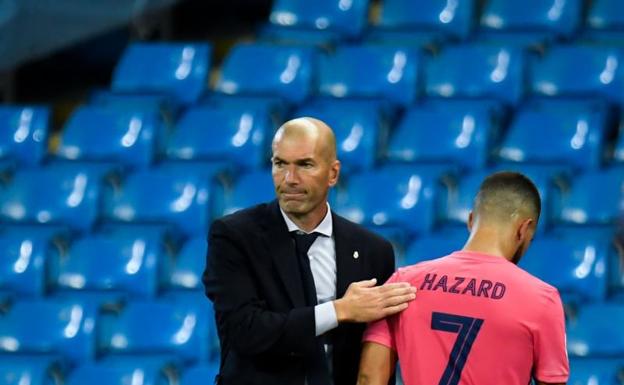Zidane consuela a Hazard en el Etihad. 