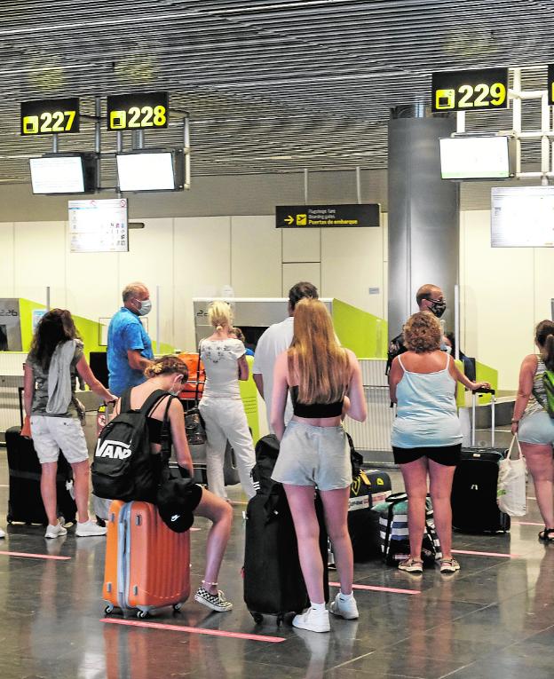 Turistas ayer en los mostradores de embarque del aeropuerto de Gran Canaria. 