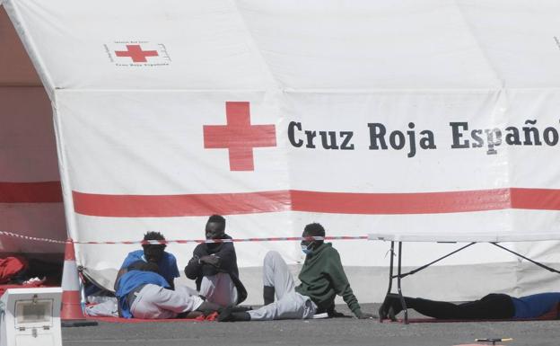 Imagen de archivo de inmigrantes llegados en patera sinedo atendidos por Cruz Roja en Arguineguín, Gran Canaria/. EFE