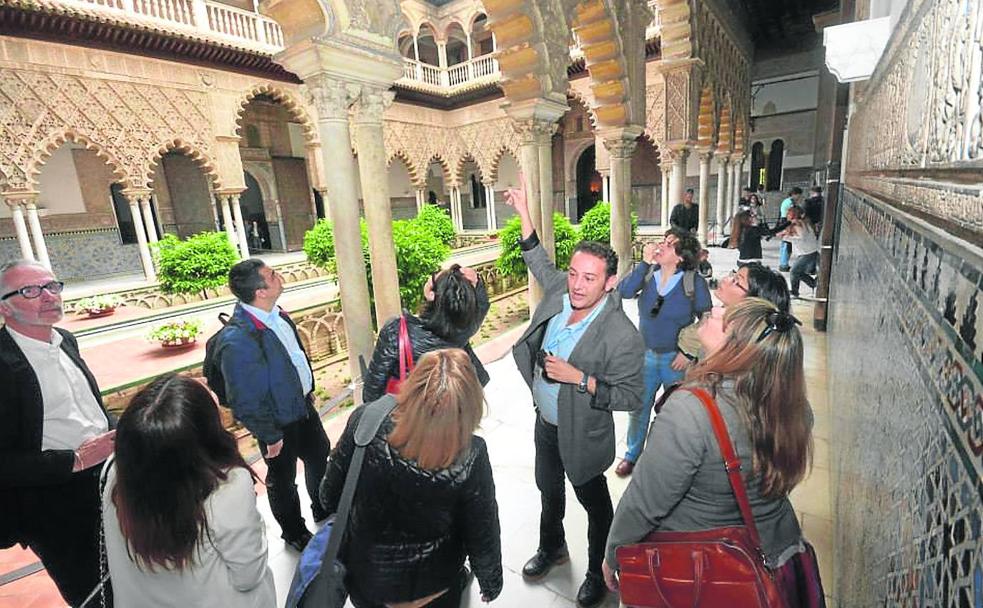 Reales Alcázares. Pepe Pallarés explica a un grupo de turistas extranjeros los entresijos de este rincón se Sevilla, imposible de ver sin colas hasta ahora./J. P.
