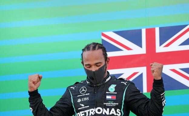 Lewis Hamilton, en el podio en el circuito de Montmeló. /AFP