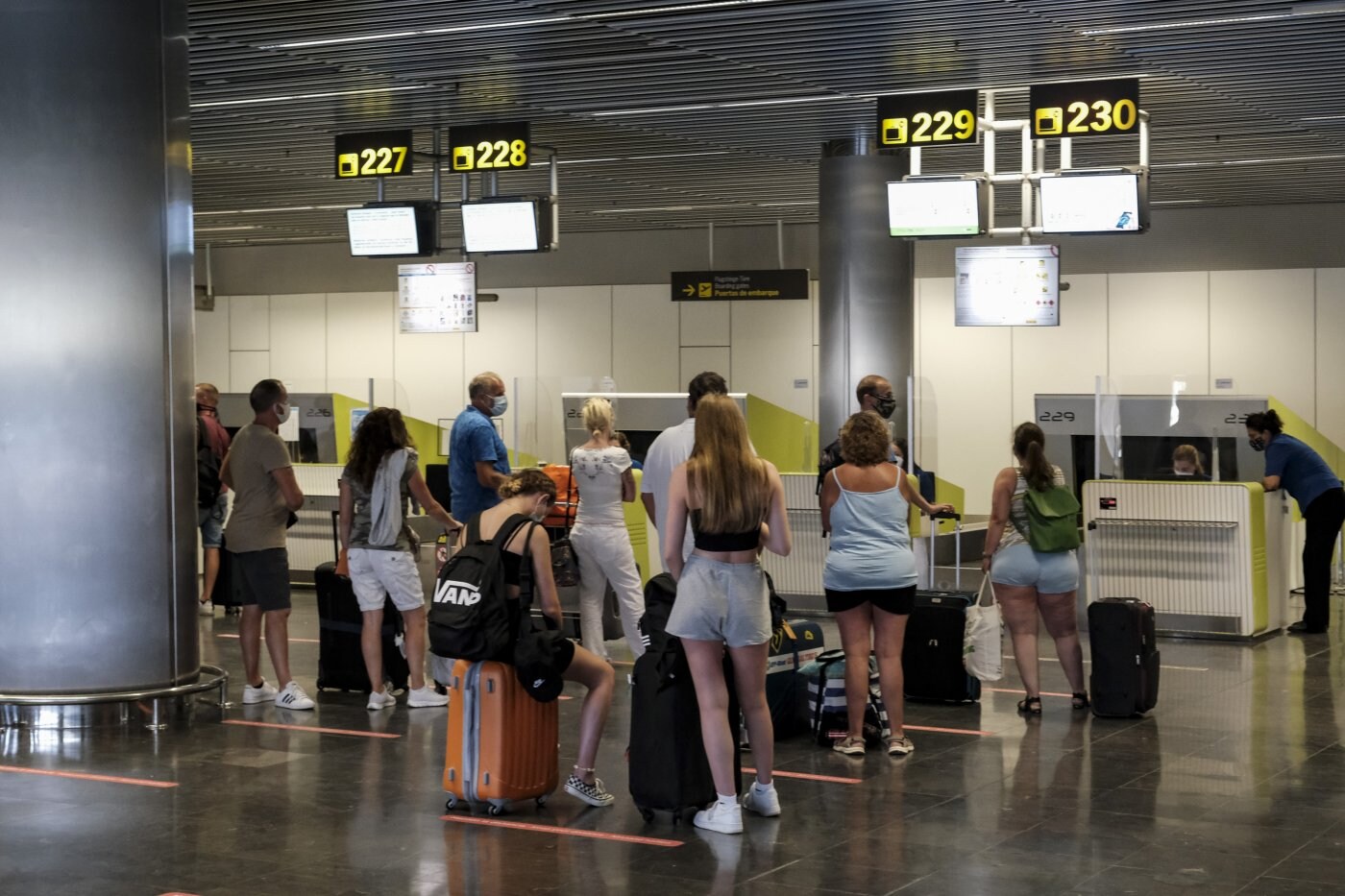 Imagen del aeropuerto de Gando la semana pasada. El turismo llega 'a cuentagotas'. / COBER