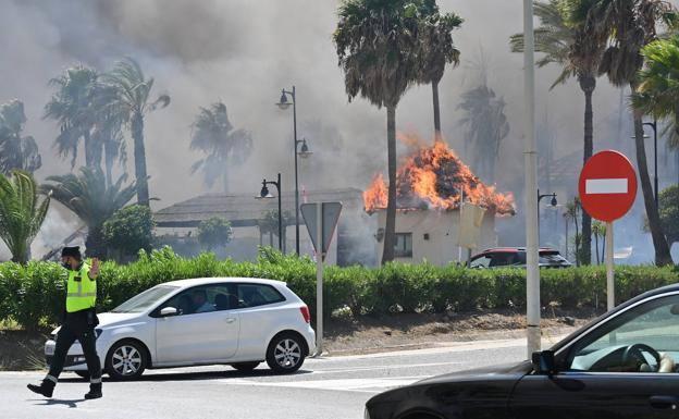 El fuego afecta a un centro comercial en Estepona (Málaga) afectado por las llamas de un incendio forestal.