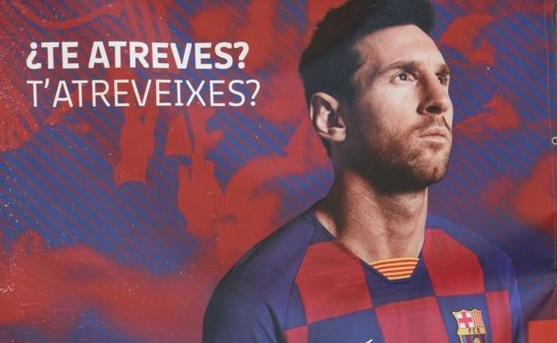Cartel publicitario en el Camp Nou días después de que Messi pidiese por burofax irse ya del Barça. /EFE