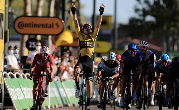 Van Aert celebra su segunda victoria de etapa en el Tour 2020./AFP