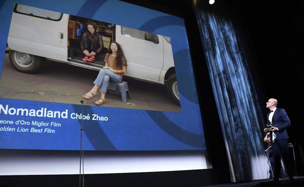 El director de marketing de Disney para Italia, Davide Romani, recoge el León de Oro a la Mejor Película en nombre de la directora estadounidense Chloe Zhao por 'Nomadland'.