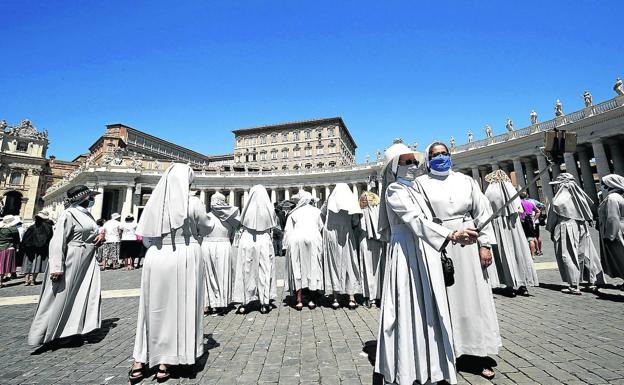 Un grupo reducido de monjas se dispone a asistir al Ángelus del Papa en la plaza de San Pedro. /efe
