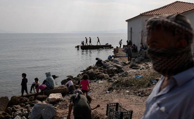 Varios refugiados del campamento de Moria, en la isla de Lesbos. /Reuters