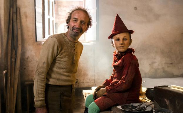 Roberto Benigni en la piel del carpintero Geppeto y el pequeño Federico Ielapi como Pinocho./