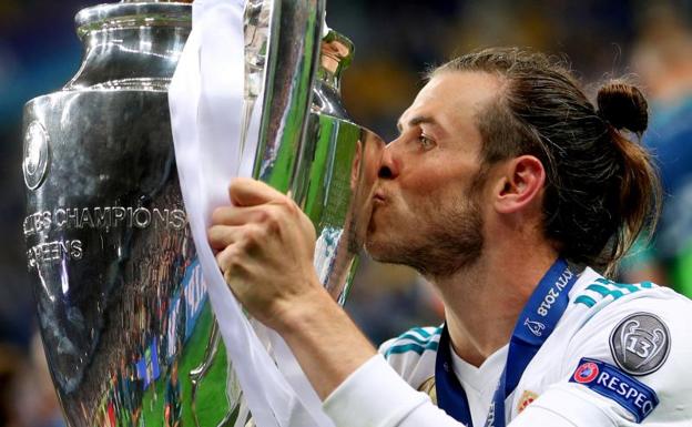 Gareth Bale besa una 'orejona' conseguida con el Real Madrid. 