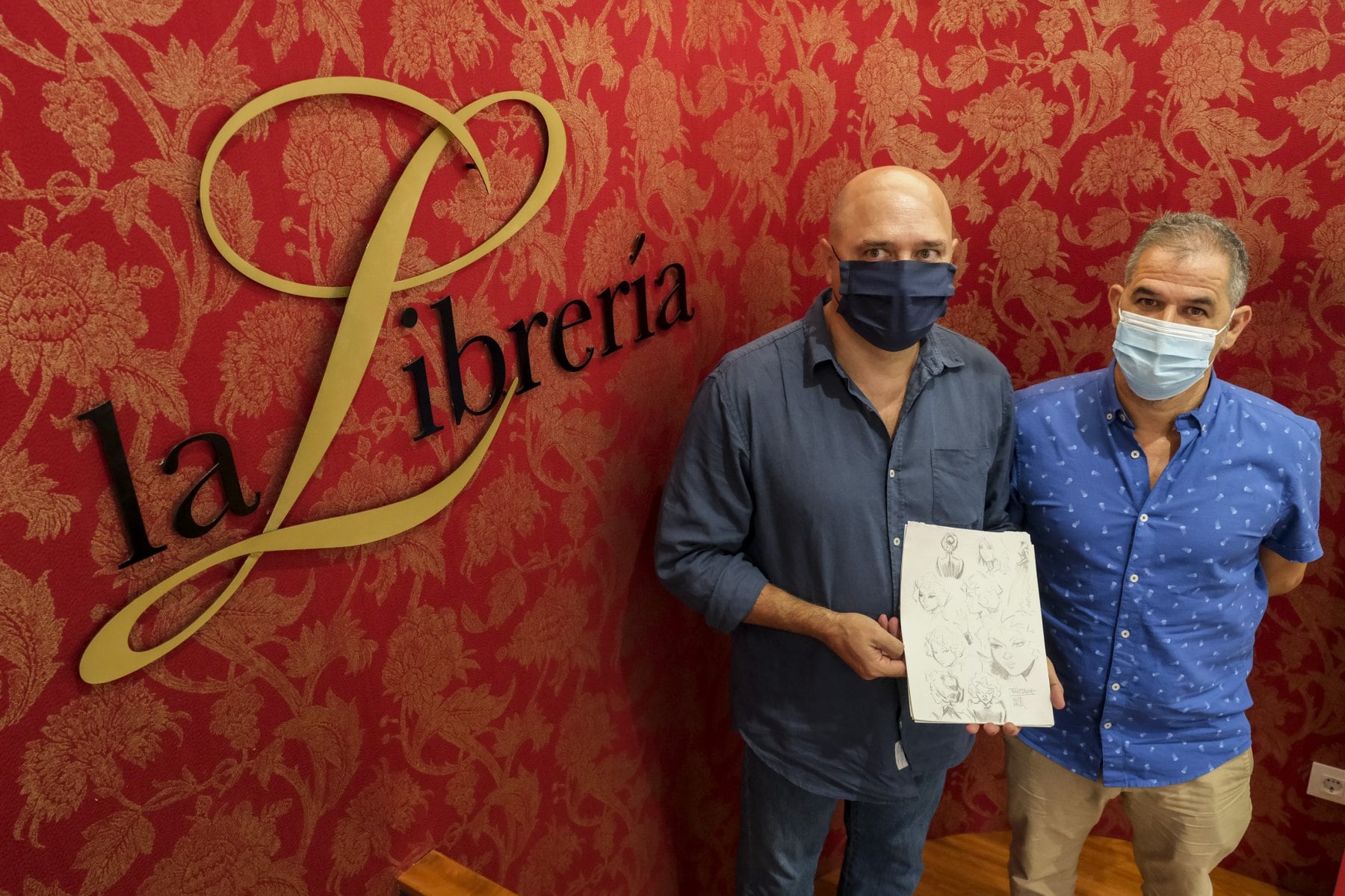 Alberto Hernández Rivero y Antonio Becerra sostienen algunos de los bocetos con los que trabajaron. / COBER