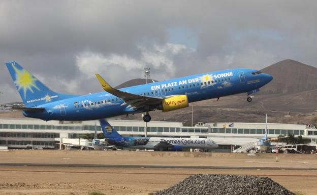 Un avión del turoperador TUI despega en el aeropuerto de Lanzarote. El sábado volverán a operar los aviones de este gigante turístico con Canarias. 