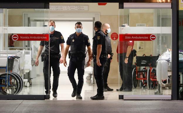 Cuatro policías que participaron en la detención del actor salen de La Fe. /IRENE MARSILLA