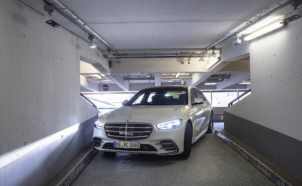 Mercedes Benz Clase S se desplaza de forma autónoma en un parking/