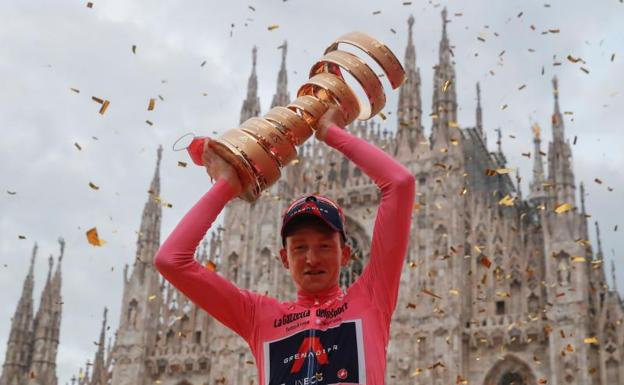 Geoghegan Hart levanta el trofeo del Giro ante el Duomo de Milán./AFP