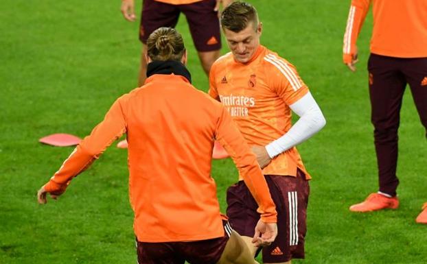 Toni Kroos y Sergio Ramos disputan la pelota en el entrenamiento previo al partido ante el Borussia Mönchengladbach. /Ina Fassbender (Afp)