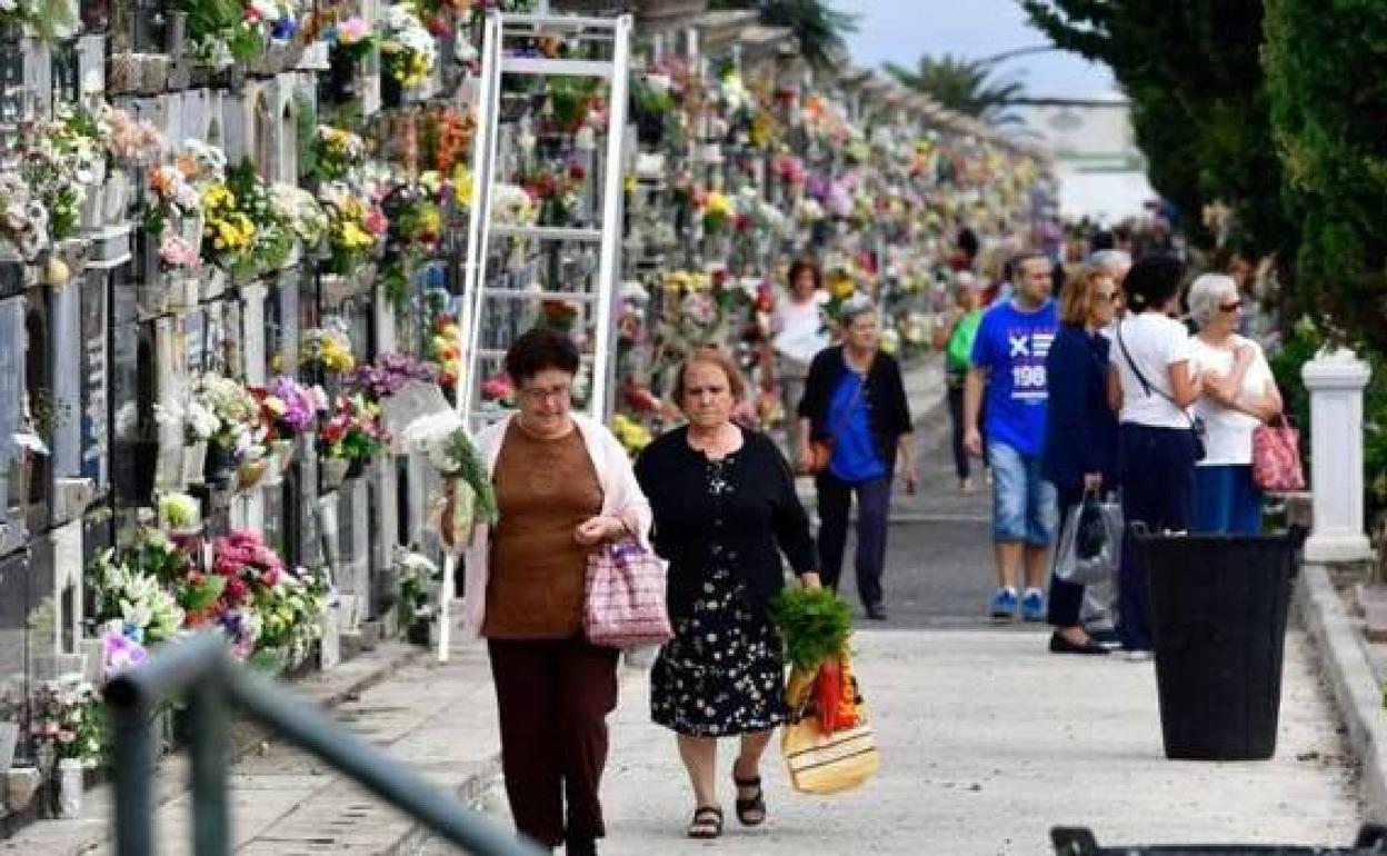 Las flores se podrán comprar en los cementerios de la capital grancanaria  este fin de semana | Canarias7