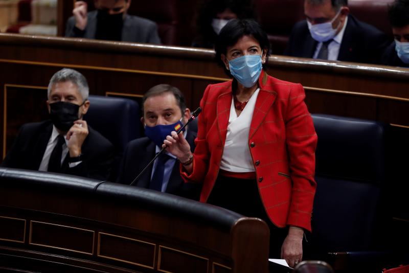Isabel Celaá responde a la oposición durante la sesión de control. /EFE