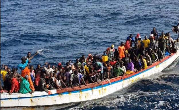El marisquero Riodomar Cuarto rescató a 215 inmigrantes a la deriva en un cayuco el martes por la noche. Este miércoles, Salvamento ha activado otro rescate en alta mar. 