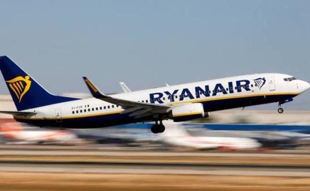 Avión de Ryanair en la maniobra de despegue. 