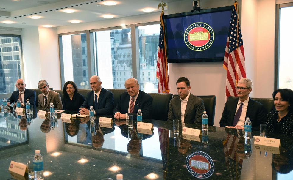 Trump con los principales líderes tecnológicos en la reunión que mantuvieron en 2016. 